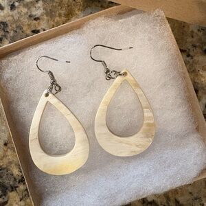 👑CROWNED Free Cream Teardrop Earrings